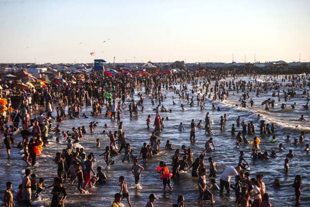 Gazans gather along the coast to escape heat and hardship GAZA CITY, GAZA, PALESTINE - JUNE 19: Palestinian families spend time along the coast of Gaza City in the evening, seeking relief from rising temperatures and difficult living conditions during sunset in Gaza, Palestine, on June 19, 2026. Ali Jadallah Anadolu Gaza City Gaza. Editorial use only. Please get in touch for any other usage.  Copyright: x2026xAnadoluxAlixJadallahx