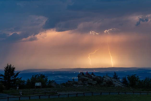 Gewitter in Hessen Blitze eines Gewitters sind vom Großen Feldberg im Taunus aus in Richtung Norden zu sehen., Schmitten Hessen Deutschland *** Thunderstorm in Hesse