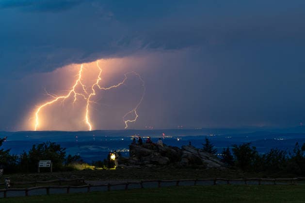 Gewitter in Hessen Blitze eines Gewitters sind vom Großen Feldberg im Taunus aus in Richtung Norden zu sehen., Schmitten Hessen Deutschland *** Thunderstorm in Hesse