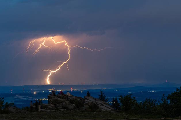 Gewitter in Hessen Menschen beobachten Blitze eines Gewitters am Großen Feldberg im Taunus., Schmitten Hessen Deutschland *** Thunderstorm in Hesse