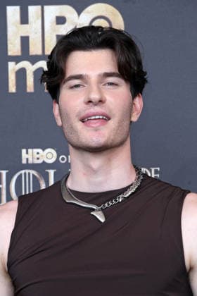 Frieder Sell bei der Premiere von HOUSE OF THE DRAGON Staffel 3 im Kino International in Berlin am 19.06.2026 *** Frieder Sell at the premiere of House of the Dragon Season 3 at the Kino International in Berlin on June 19, 2026 ,detected_source_language