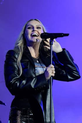 Perrie performs at the Isle of Wight festival in Newport, UK - 19 Jun 2026 English singer songwriter Perrie Louise Edwards known professionally as Perrie performing live on stage at the Isle of Wight festival. Her music career began when she auditioned for The X Factor UK, and joined the line up for Little Mix. She launched her career as a solo artist in 2024 Newport United Kingdom Copyright: xDawnxFletcher-Parkx xSOPAxImagesx DSCF4485