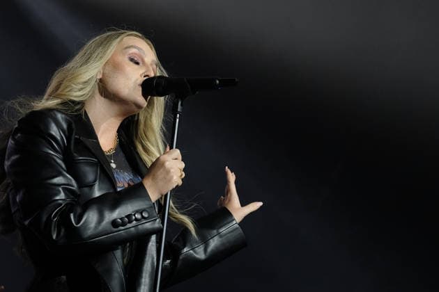 Perrie performs at the Isle of Wight festival in Newport, UK - 19 Jun 2026 English singer songwriter Perrie Louise Edwards known professionally as Perrie performing live on stage at the Isle of Wight festival. Her music career began when she auditioned for The X Factor UK, and joined the line up for Little Mix. She launched her career as a solo artist in 2024 Newport United Kingdom Copyright: xDawnxFletcher-Parkx xSOPAxImagesx DSCF4491