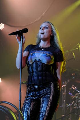 Perrie performs at the Isle of Wight festival in Newport, UK - 19 Jun 2026 English singer songwriter Perrie Louise Edwards known professionally as Perrie performing live on stage at the Isle of Wight festival. Her music career began when she auditioned for The X Factor UK, and joined the line up for Little Mix. She launched her career as a solo artist in 2024 Newport United Kingdom Copyright: xDawnxFletcher-Parkx xSOPAxImagesx DSCF4640