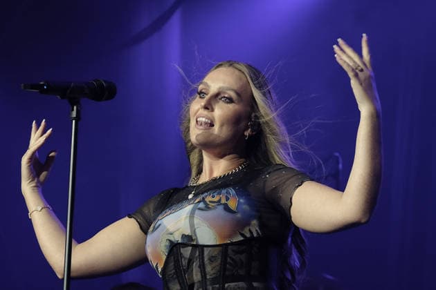Perrie performs at the Isle of Wight festival in Newport, UK - 19 Jun 2026 English singer songwriter Perrie Louise Edwards known professionally as Perrie performing live on stage at the Isle of Wight festival. Her music career began when she auditioned for The X Factor UK, and joined the line up for Little Mix. She launched her career as a solo artist in 2024 Newport United Kingdom Copyright: xDawnxFletcher-Parkx xSOPAxImagesx DSCF4654