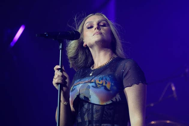 Perrie performs at the Isle of Wight festival in Newport, UK - 19 Jun 2026 English singer songwriter Perrie Louise Edwards known professionally as Perrie performing live on stage at the Isle of Wight festival. Her music career began when she auditioned for The X Factor UK, and joined the line up for Little Mix. She launched her career as a solo artist in 2024 Newport United Kingdom Copyright: xDawnxFletcher-Parkx xSOPAxImagesx DSCF4682