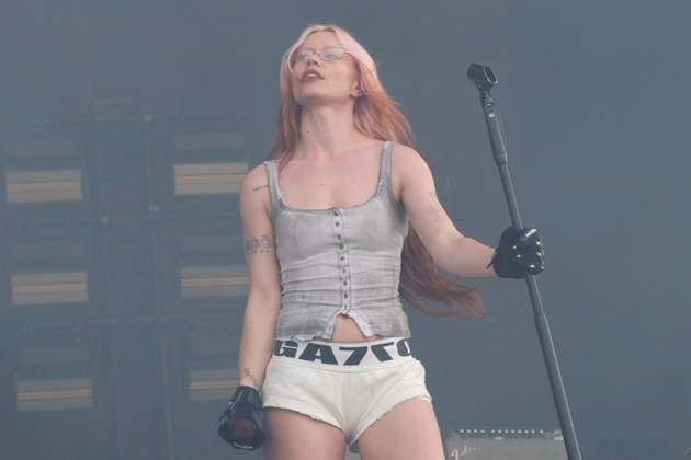 Wet Leg performs at the Isle of Wight festival in Newport, UK - 19 Jun 2026 British singer songwriter Rhian Louise Teasdale performing live on stage with Wet Leg at the Isle of Wight festival. Wet Leg are an English indie rock band from the Isle of Wight, founded in 2019. They won Best New Artist and Best British Group at the 2023 Brit Awards Newport United Kingdom Copyright: xDawnxFletcher-Parkx xSOPAxImagesx DSCF4374