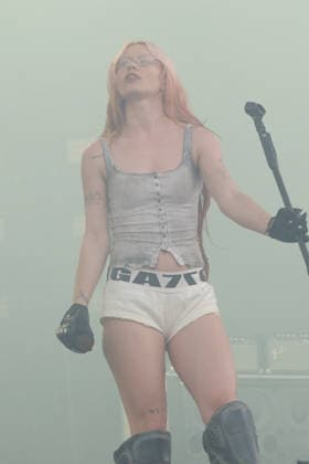 Wet Leg performs at the Isle of Wight festival in Newport, UK - 19 Jun 2026 British singer songwriter Rhian Louise Teasdale performing live on stage with Wet Leg at the Isle of Wight festival. Wet Leg are an English indie rock band from the Isle of Wight, founded in 2019. They won Best New Artist and Best British Group at the 2023 Brit Awards Newport United Kingdom Copyright: xDawnxFletcher-Parkx xSOPAxImagesx DSCF4375