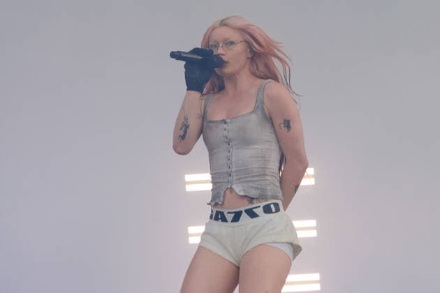 Wet Leg performs at the Isle of Wight festival in Newport, UK - 19 Jun 2026 British singer songwriter Rhian Louise Teasdale performing live on stage with Wet Leg at the Isle of Wight festival. Wet Leg are an English indie rock band from the Isle of Wight, founded in 2019. They won Best New Artist and Best British Group at the 2023 Brit Awards Newport United Kingdom Copyright: xDawnxFletcher-Parkx xSOPAxImagesx DSCF4376