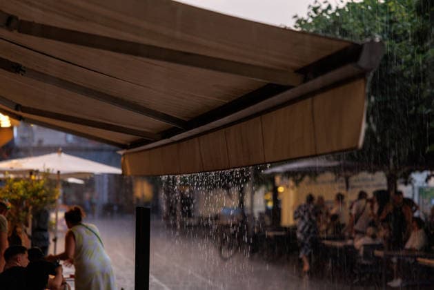 Johannisnacht, Mainz, 19.06.2026 Ein Sommergewitter sorgt für eine kurze Erfrischung; Regenwasser tropft von einem Vordach Impressionen von der Mainzer Johannisnacht in der Mainzer Innenstadt, Aktuelles Zeitgeschehen, Rheinland-Pfalz, Mainzer Johannisnacht in Mainz am 19.06.2026 Mainz Innenstadt Rheinland-Pfalz Deutschland *** St. Johns Night, Mainz, June 19, 2026 A summer thunderstorm brings brief relief Rainwater drips from a canopy Scenes from St. Johns Night in downtown Mainz, Current Events, Rhineland-Palatinate, St. John’s Night in Mainz on June 19, 2026; downtown Mainz; Rhineland-Palatinate; Germany,detected_source_language Copyright: xStephanxHahnex