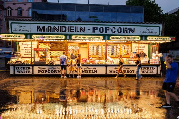 Johannisnacht, Mainz, 19.06.2026 Ein Sommergewitter sorgt für eine kurze Erfrischung; im Hintergrund ein Stand mit gebrannten Mandeln und Popcorn Impressionen von der Mainzer Johannisnacht in der Mainzer Innenstadt, Aktuelles Zeitgeschehen, Rheinland-Pfalz, Mainzer Johannisnacht in Mainz am 19.06.2026 Mainz Innenstadt Rheinland-Pfalz Deutschland *** St. Johns Night, Mainz, June 19, 2026 A summer thunderstorm provides a brief respite; in the background, a stand selling roasted almonds and popcorn. Scenes from St. Johns Night in downtown Mainz, Current Events, Rhineland-Palatinate, St. John’s Night in Mainz on June 19, 2026; downtown Mainz; Rhineland-Palatinate; Germany,detected_source_language Copyright: xStephanxHahnex