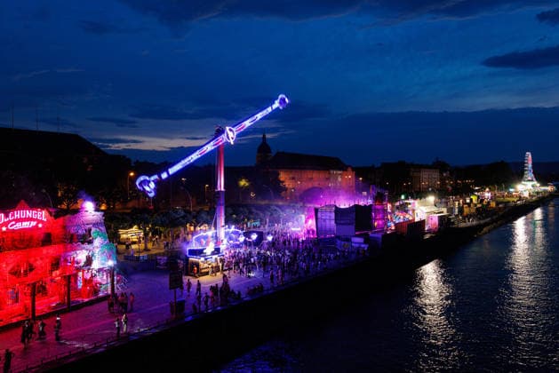 Johannisnacht, Mainz, 19.06.2026 Blick von der Theodor-Heuss-Brücke auf das Rheinufer mit zahlreichen Fahrgeschäften für mutige Festbesucher Impressionen von der Mainzer Johannisnacht in der Mainzer Innenstadt, Aktuelles Zeitgeschehen, Rheinland-Pfalz, Mainzer Johannisnacht in Mainz am 19.06.2026 Mainz Innenstadt Rheinland-Pfalz Deutschland *** St. Johns Night, Mainz, June 19, 2026 Copyright: xStephanxHahnex
