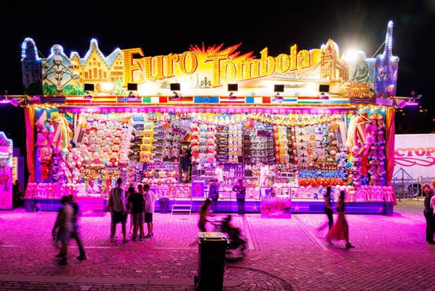 Johannisnacht, Mainz, 19.06.2026 Zu später Stunde kann die Losbude nur wenige Festbesucher anlocken Impressionen von der Mainzer Johannisnacht in der Mainzer Innenstadt, Aktuelles Zeitgeschehen, Rheinland-Pfalz, Mainzer Johannisnacht in Mainz am 19.06.2026 Mainz Innenstadt Rheinland-Pfalz Deutschland *** St. Johns Night, Mainz, June 19, 2026 Late at night, the raffle booth attracts only a few festivalgoers. Scenes from St. Johns Night in downtown Mainz, Current Events, Rhineland-Palatinate, Mainz St. John’s Night in Mainz on June 19, 2026, downtown Mainz, Rhineland-Palatinate, Germany,detected_source_language Copyright: xStephanxHahnex