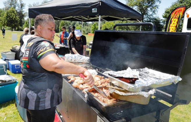 June 19, 2026, Salem, Oregon, USA: Riegna Breaux, owner of Tasten Cee a soul food restaurant, tends the grill during the Juneteenth celebration at Riverfront Park, in Salem, Ore., on Friday June 19, 2026. The event to June 19, 1865, The event recognizes the day when Major General Gordon Granger ordered the final enforcement of the Emancipation Proclamation in Texas at the end of the American Civil War. Salem USA - ZUMAg275 20260619_znp_g275_001 Copyright: xTimothyxJ.xGonzalezx