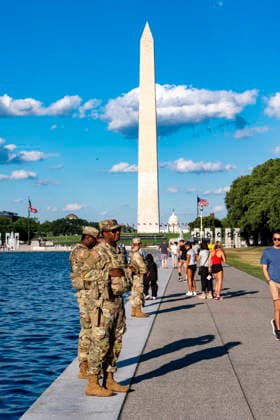 The reflecting pool in Washington - 19 Jun 2026 National Guard stand watch in front of paint peeling off the bottom of the Reflecting Pool in Washington. Washington United States Copyright: xJenxGolbeckx xSOPAxImagesx _1JG6897