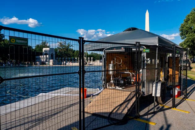 The reflecting pool in Washington - 19 Jun 2026 A fence protects equipment that attempts to clean algae off the bottom of the Reflecting Pool in Washington. Washington United States Copyright: xJenxGolbeckx xSOPAxImagesx _1JG6902