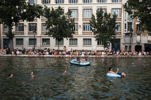Parisians During The Heat Wave People swim and dive in the Canal Saint-Martin in Paris, France, on June 19, 2026, as a heatwave affects the country. Temperatures are expected to reach up to 40?C in some areas on June 21, the first day of summer. Paris France  Copyright: xJeromexGillesx originalFilename: chobeaux-notitle260620_npDik.jpg