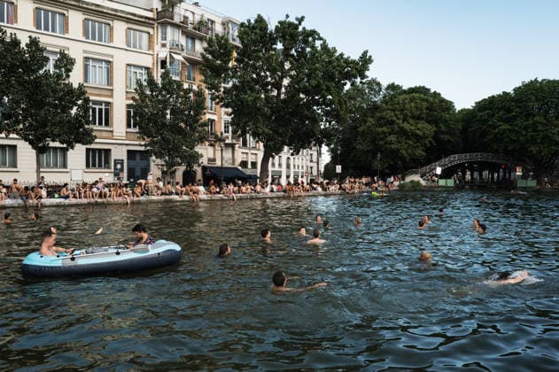 Parisians During The Heat Wave People swim and dive in the Canal Saint-Martin in Paris, France, on June 19, 2026, as a heatwave affects the country. Temperatures are expected to reach up to 40?C in some areas on June 21, the first day of summer. Paris France  Copyright: xJeromexGillesx originalFilename: chobeaux-notitle260620_npRRy.jpg