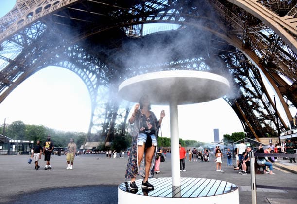 RECORD DATE NOT STATED Tourists and Parisians Cool Off at Eiffel Tower - Paris Tourists and parisians cool themselves at the Eiffel Tower as a heat wave hits in Paris, 40?C expected towards temperature records in France on June 19, 2026. Photo by Alain Apaydin ABACAPRESS Paris Ile-de-France France  Copyright: xApaydinxAlain ABACAx
