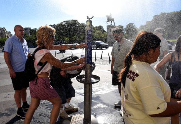 RECORD DATE NOT STATED Tourists and Parisians Cool Off at Eiffel Tower - Paris Tourists and parisians cool themselves at the Eiffel Tower as a heat wave hits in Paris, 40°C expected towards temperature records in France on June 19, 2026. Photo by Alain Apaydin ABACAPRESS Paris Ile-de-France France  Copyright: xApaydinxAlain ABACAx