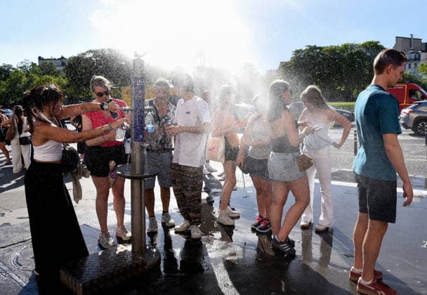 RECORD DATE NOT STATED Tourists and Parisians Cool Off at Eiffel Tower - Paris Tourists and parisians cool themselves at the Eiffel Tower as a heat wave hits in Paris, 40°C expected towards temperature records in France on June 19, 2026. Photo by Alain Apaydin ABACAPRESS Paris Ile-de-France France  Copyright: xApaydinxAlain ABACAx
