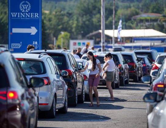 Schengen Entry Exit System North Macedonia and Greece border GEVGELIJA, NORTH MACEDONIA - JUNE 20: A view of the kilometer-long queues of vehicles heading toward Greece at the Evzoni border crossing in Gevgelija, North Macedonia on June 20, 2026. Travelers face hours-long delays amid heavy summer traffic and the implementation of the new Schengen Entry Exit System (EES), which requires the collection of biometric data from passengers. Nake Batev Anadolu Gevgelija North Macedonia. Editorial use only. Please get in touch for any other usage.  Copyright: x2026xAnadoluxNakexBatevx