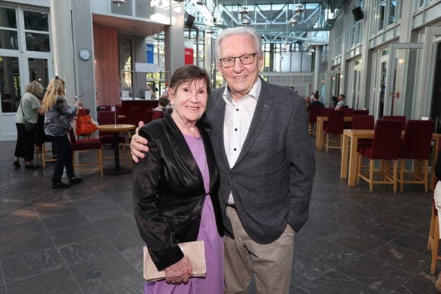 Joachim Jo Brauner, ehemaliger Tagesschau-Sprecher, mit Ehefrau Ann zu Gast bei der Premiere der Komödie Höchste Zeit, Komödie Winterhuder Fährhaus. In der Musicalkomödie mit Hits der 70er bis 90er Jahre geht es um vier Frauen in den Wechseljahren, die sich kurz vor einer Hochzeit mit den großen Fragen rund um Liebe, Ehe und den perfekten Partner auseinandersetzen, Hamburg 19.6.2026