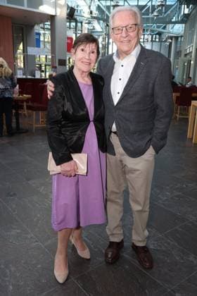 Joachim Jo Brauner, ehemaliger Tagesschau-Sprecher, mit Ehefrau Ann zu Gast bei der Premiere der Komödie Höchste Zeit, Komödie Winterhuder Fährhaus. In der Musicalkomödie mit Hits der 70er bis 90er Jahre geht es um vier Frauen in den Wechseljahren, die sich kurz vor einer Hochzeit mit den großen Fragen rund um Liebe, Ehe und den perfekten Partner auseinandersetzen, Hamburg 19.6.2026