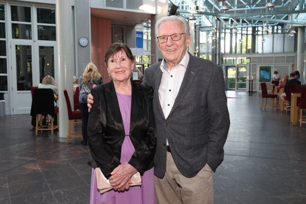 Joachim Jo Brauner, ehemaliger Tagesschau-Sprecher, mit Ehefrau Ann zu Gast bei der Premiere der Komödie Höchste Zeit, Komödie Winterhuder Fährhaus. In der Musicalkomödie mit Hits der 70er bis 90er Jahre geht es um vier Frauen in den Wechseljahren, die sich kurz vor einer Hochzeit mit den großen Fragen rund um Liebe, Ehe und den perfekten Partner auseinandersetzen, Hamburg 19.6.2026