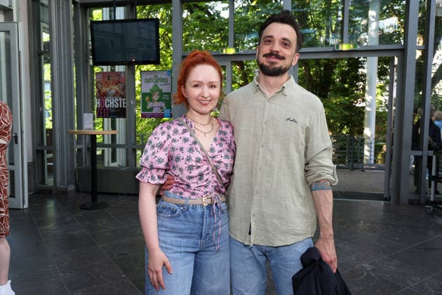 Alexandra Kurzeja und Mats Sharmer bei der Premiere der Komödie Höchste Zeit, Komödie Winterhuder Fährhaus. In der Musicalkomödie mit Hits der 70er bis 90er Jahre geht es um vier Frauen in den Wechseljahren, die sich kurz vor einer Hochzeit mit den großen Fragen rund um Liebe, Ehe und den perfekten Partner auseinandersetzen, Hamburg 19.6.2026