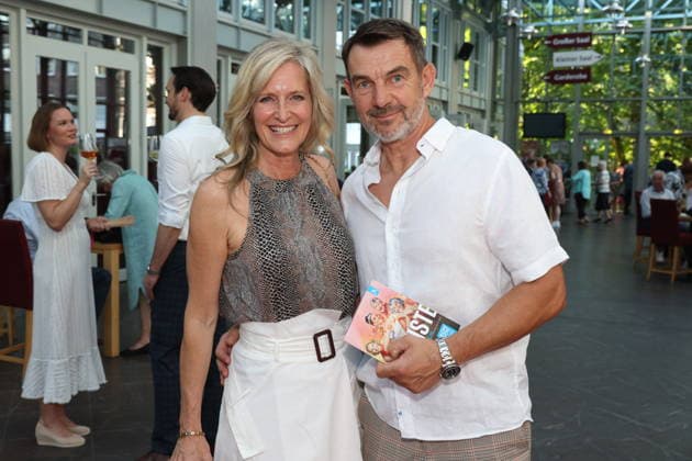 Bianca Karsten und Sven Vogt bei der Premiere der Komödie Höchste Zeit, Komödie Winterhuder Fährhaus. In der Musicalkomödie mit Hits der 70er bis 90er Jahre geht es um vier Frauen in den Wechseljahren, die sich kurz vor einer Hochzeit mit den großen Fragen rund um Liebe, Ehe und den perfekten Partner auseinandersetzen, Hamburg 19.6.2026