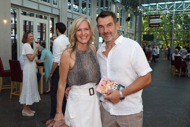 Bianca Karsten und Sven Vogt bei der Premiere der Komödie Höchste Zeit, Komödie Winterhuder Fährhaus. In der Musicalkomödie mit Hits der 70er bis 90er Jahre geht es um vier Frauen in den Wechseljahren, die sich kurz vor einer Hochzeit mit den großen Fragen rund um Liebe, Ehe und den perfekten Partner auseinandersetzen, Hamburg 19.6.2026