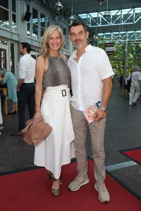 Bianca Karsten und Sven Vogt bei der Premiere der Komödie Höchste Zeit, Komödie Winterhuder Fährhaus. In der Musicalkomödie mit Hits der 70er bis 90er Jahre geht es um vier Frauen in den Wechseljahren, die sich kurz vor einer Hochzeit mit den großen Fragen rund um Liebe, Ehe und den perfekten Partner auseinandersetzen, Hamburg 19.6.2026