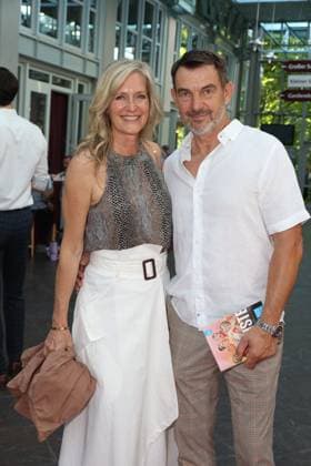 Bianca Karsten und Sven Vogt bei der Premiere der Komödie Höchste Zeit, Komödie Winterhuder Fährhaus. In der Musicalkomödie mit Hits der 70er bis 90er Jahre geht es um vier Frauen in den Wechseljahren, die sich kurz vor einer Hochzeit mit den großen Fragen rund um Liebe, Ehe und den perfekten Partner auseinandersetzen, Hamburg 19.6.2026