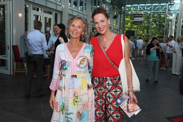 Katja Wolff und Franziska Becker bei der Premiere der Komödie Höchste Zeit, Komödie Winterhuder Fährhaus. In der Musicalkomödie mit Hits der 70er bis 90er Jahre geht es um vier Frauen in den Wechseljahren, die sich kurz vor einer Hochzeit mit den großen Fragen rund um Liebe, Ehe und den perfekten Partner auseinandersetzen, Hamburg 19.6.2026