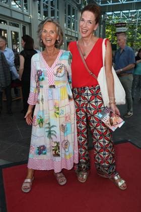 Katja Wolff und Franziska Becker bei der Premiere der Komödie Höchste Zeit, Komödie Winterhuder Fährhaus. In der Musicalkomödie mit Hits der 70er bis 90er Jahre geht es um vier Frauen in den Wechseljahren, die sich kurz vor einer Hochzeit mit den großen Fragen rund um Liebe, Ehe und den perfekten Partner auseinandersetzen, Hamburg 19.6.2026