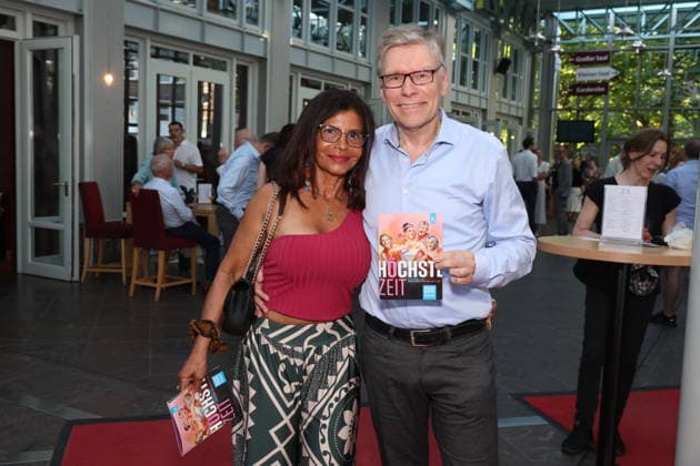 Neide Püllen und Thorsten Laussch bei der Premiere der Komödie Höchste Zeit, Komödie Winterhuder Fährhaus. In der Musicalkomödie mit Hits der 70er bis 90er Jahre geht es um vier Frauen in den Wechseljahren, die sich kurz vor einer Hochzeit mit den großen Fragen rund um Liebe, Ehe und den perfekten Partner auseinandersetzen, Hamburg 19.6.2026