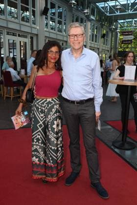 Bianca Karsten und Sven Vogt bei der Premiere der Komödie Höchste Zeit, Komödie Winterhuder Fährhaus. In der Musicalkomödie mit Hits der 70er bis 90er Jahre geht es um vier Frauen in den Wechseljahren, die sich kurz vor einer Hochzeit mit den großen Fragen rund um Liebe, Ehe und den perfekten Partner auseinandersetzen, Hamburg 19.6.2026