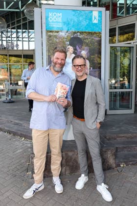Schauspieler Tetje Mierendorf und Theaterleiter Dieter Powitz bei der Premiere der Komödie Höchste Zeit, Komödie Winterhuder Fährhaus. In der Musicalkomödie mit Hits der 70er bis 90er Jahre geht es um vier Frauen in den Wechseljahren, die sich kurz vor einer Hochzeit mit den großen Fragen rund um Liebe, Ehe und den perfekten Partner auseinandersetzen, Hamburg 19.6.2026