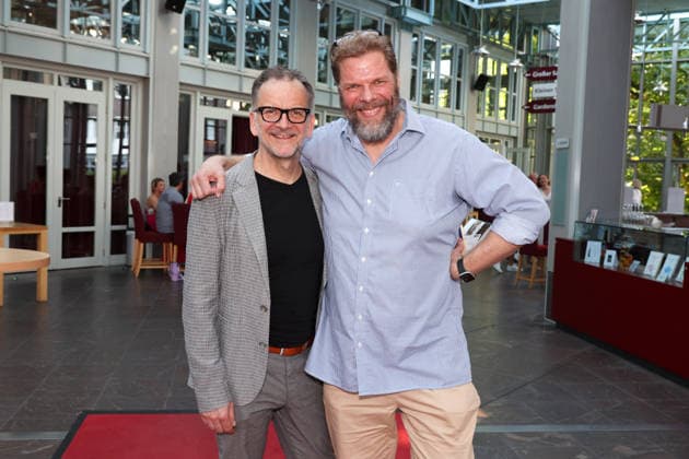 Schauspieler Tetje Mierendorf und Theaterleiter Dieter Powitz bei der Premiere der Komödie Höchste Zeit, Komödie Winterhuder Fährhaus. In der Musicalkomödie mit Hits der 70er bis 90er Jahre geht es um vier Frauen in den Wechseljahren, die sich kurz vor einer Hochzeit mit den großen Fragen rund um Liebe, Ehe und den perfekten Partner auseinandersetzen, Hamburg 19.6.2026