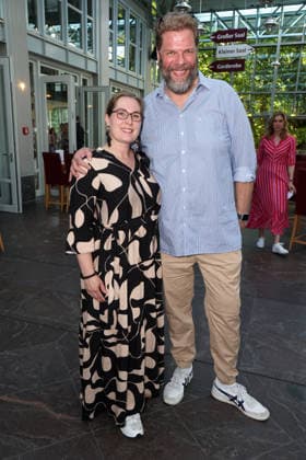 Schauspieler Tetje Mierendorf mit Ehefrau Cornelia bei der Premiere der Komödie Höchste Zeit, Komödie Winterhuder Fährhaus. In der Musicalkomödie mit Hits der 70er bis 90er Jahre geht es um vier Frauen in den Wechseljahren, die sich kurz vor einer Hochzeit mit den großen Fragen rund um Liebe, Ehe und den perfekten Partner auseinandersetzen, Hamburg 19.6.2026