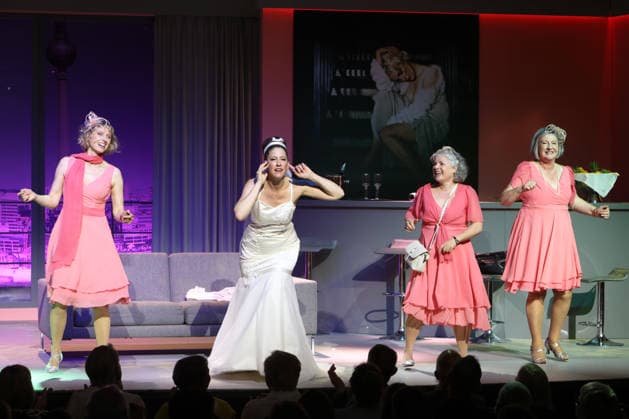 Nini Stadlmann, Charlotte Heinke, Eva Brunner und Heike Jonca auf der Bühne bei der Premiere der Komödie Höchste Zeit, Komödie Winterhuder Fährhaus. In der Musicalkomödie mit Hits der 70er bis 90er Jahre geht es um vier Frauen in den Wechseljahren, die sich kurz vor einer Hochzeit mit den großen Fragen rund um Liebe, Ehe und den perfekten Partner auseinandersetzen, Hamburg 19.6.2026