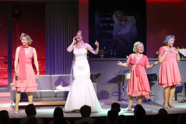 Nini Stadlmann, Charlotte Heinke, Eva Brunner und Heike Jonca auf der Bühne bei der Premiere der Komödie Höchste Zeit, Komödie Winterhuder Fährhaus. In der Musicalkomödie mit Hits der 70er bis 90er Jahre geht es um vier Frauen in den Wechseljahren, die sich kurz vor einer Hochzeit mit den großen Fragen rund um Liebe, Ehe und den perfekten Partner auseinandersetzen, Hamburg 19.6.2026
