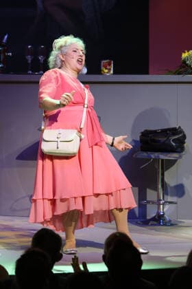 Eva Brunner auf der Bühne bei der Premiere der Komödie Höchste Zeit, Komödie Winterhuder Fährhaus. In der Musicalkomödie mit Hits der 70er bis 90er Jahre geht es um vier Frauen in den Wechseljahren, die sich kurz vor einer Hochzeit mit den großen Fragen rund um Liebe, Ehe und den perfekten Partner auseinandersetzen, Hamburg 19.6.2026