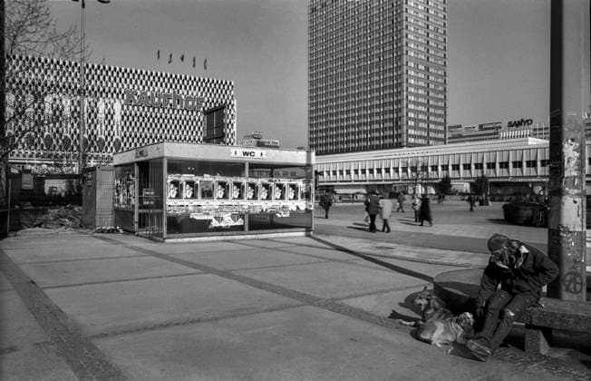 Alex Deutschland, Berlin, 30.03.1993, Alexanderplatz, Kaufhof Warenhaus, Hotel Forum, Obdachloser mit Hund, Â *** Alex Germany, Berlin, March 30, 1993, Alexanderplatz, Kaufhof Department Store, Hotel Forum, homeless man with a dog, Â,detected_source_language