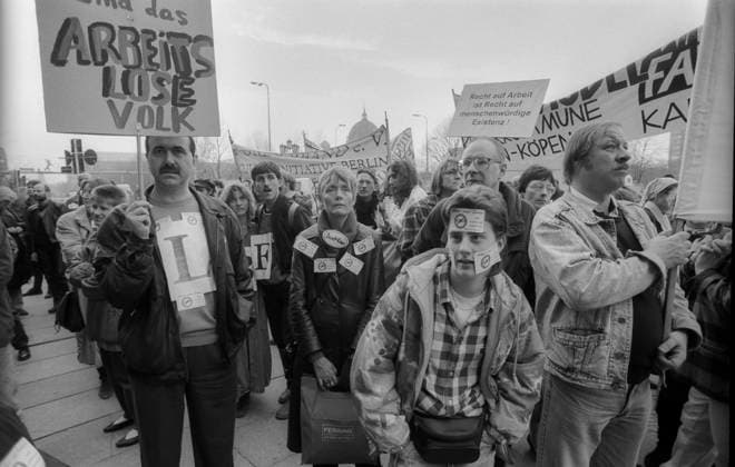 ABM_Demo Deutschland, Berlin, 23.03.1993, Demo gegen Streichung von ABM-Stellen, Wir sind das arbeitslose Volk, Rotes Rathaus, Â *** ABM Demonstration in Germany, Berlin, March 23, 1993, Demonstration against the elimination of ABM jobs, We Are the Unemployed, Red City Hall, Â,detected_source_language