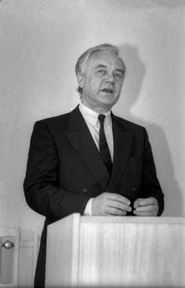 Nes Ammin Deutschland, Berlin, 14.03.1993, Manfred Stolpe, Saal der Brüdergemeine im Bonhoefferhaus anl. einer Auszeichnung des Vorsitzenden von Nes Ammin, Dr. Nikolaus Becker, Â *** Nes Ammin Germany, Berlin, March 14, 1993, Manfred Stolpe, Hall of the Moravian Church in the Bonhoefferhaus, on the occasion of an award presented by the chairman of Nes Ammin, Dr. Nikolaus Becker, Â,detected_source_language