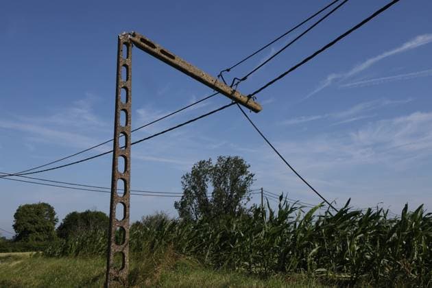 A broken electricity pole pictured in Huise, Kruisem, after last nights thunderstorm, Saturday 20 June 2026. Like many European countries, Belgium is experiencing an unusually hot spell for this time of year. The Belgian Royal Meteorological Institute (KMI) issued a code orange warning for heat and severe thunderstorms.  NICOLASxMAETERLINCK 178436680