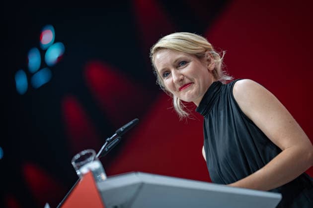 Ines Schwerdtner, Parteivorsitzende, hält eine Rede zum Abschied ihres Co-Vorsitzenden;Bundesparteitag Die Linke in Potsdam - Potsdamer Parteitag 2026, Potsdam Brandenburg Deutschland Metropolis-Halle *** Ines Schwerdtner, party chairwoman, delivers a farewell speech to her co-chair at the federal party convention of Die Linke in Potsdam; 2026 Potsdam Party Convention, Potsdam, Brandenburg, Germany; Metropolis Halle,detected_source_language