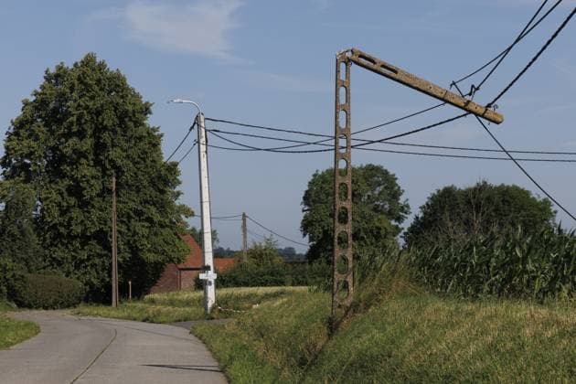 A broken electricity pole pictured in Huise, Kruisem, after last nights thunderstorm, Saturday 20 June 2026. Like many European countries, Belgium is experiencing an unusually hot spell for this time of year. The Belgian Royal Meteorological Institute (KMI) issued a code orange warning for heat and severe thunderstorms.  NICOLASxMAETERLINCK 178437102